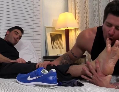 Sexy Hunk Link & Trenton Love Worshipping Each Feet