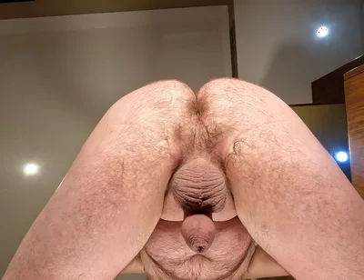 Naked Arsehole Squats for the Camera