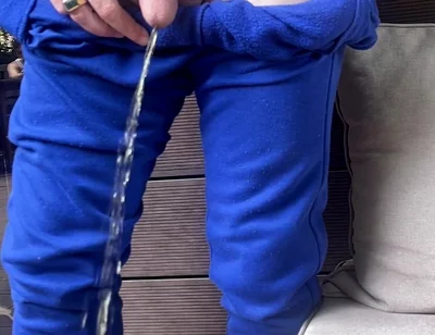 Amateur Guy Pissing in a Glass in Front of His Flatmate