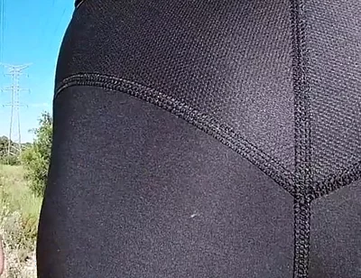 Sexy Assed Girl Flashes Her Tight Ass in Leggings to the Sportists Around
