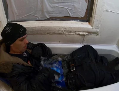 Skater rubbing the bulge in bathtube