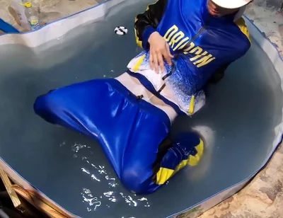 Sneaker skater sagger wet gear