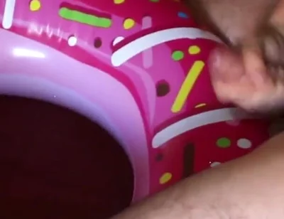 Inflatable donut