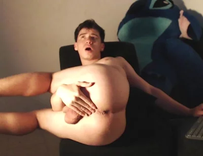 Hot Larino Chats Online While Showing off His Beautiful Ass