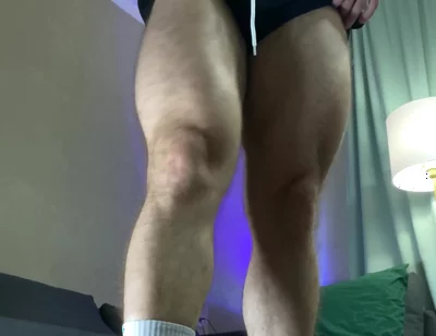 Insane Huge Quads Flexing and Shaking