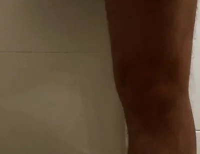 Crossdresser Con Un Gran Trasero En Minifalda Está Orinando
