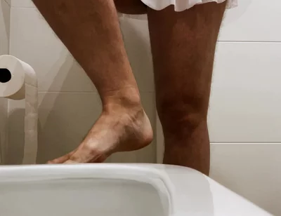 Crossdresser Con Un Gran Trasero En Minifalda Está Orinando