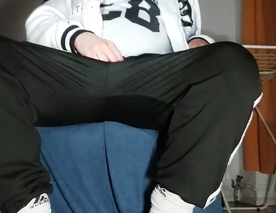 The Dregsau Dj-bro Pisses in His Pants.
