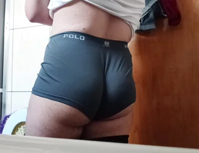 I Love to Show My Big Ass in the Bathroom