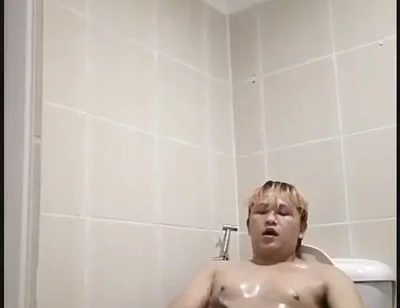 Philippino Twink Boy Eats His Own Cum!!