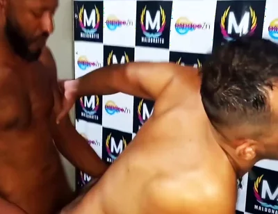 Socyal Sem Camisa In Sexo Gay A Tres E Ao Vivo No Palco De Uma Casa De Surubao Masculino No Brasil
