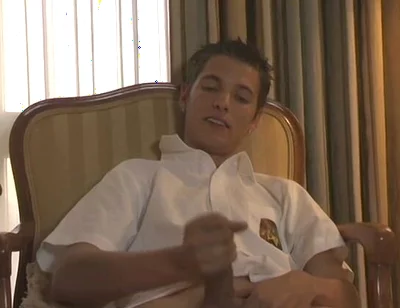 Gorgeous Guy Jerks Himself off