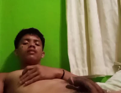 Filipino Twink’s Steamy Solo Session with Explosive Cumshot