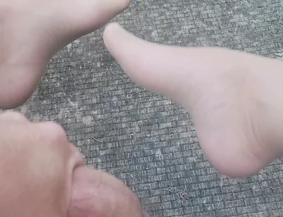 Cumming Hard Outdoors in Nylons