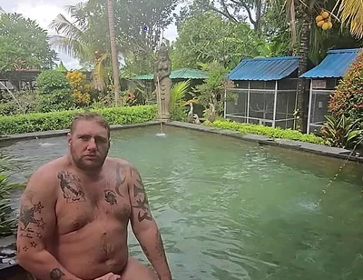 Jimbob Wanking in Pool