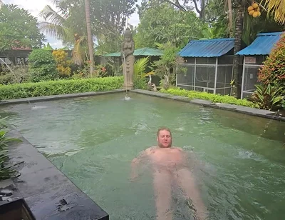 Jimbob Wanking in Pool