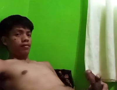 Philippino Twink Boy Jerks off in Bed, Huge Cumshot!
