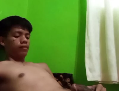 Philippino Twink Boy Jerks off in Bed, Huge Cumshot!
