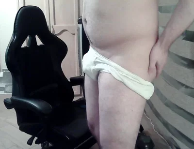 Hunky Camboy Works His Legs
