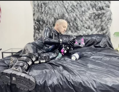 Full Black Rubber Vibes