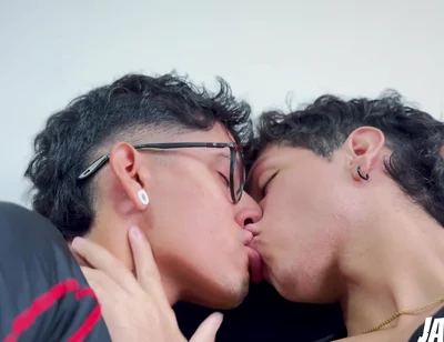 Uff I Want to Come!! Friends Give Each Other a Delicious Handjob and Eat Each Other with Kisses