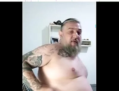 Gordo Jiggling In Bed